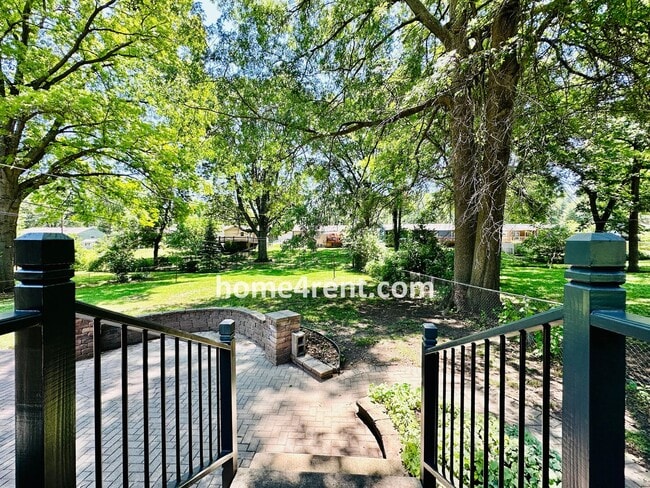 Building Photo - Beautiful Hardwoods w Fenced-in Yard!