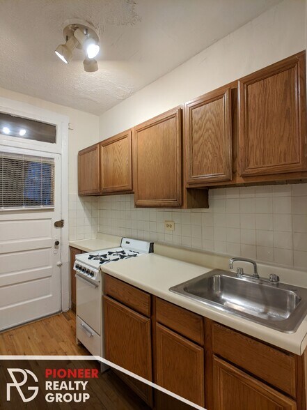 Building Photo - 633 W Cornelia Ave