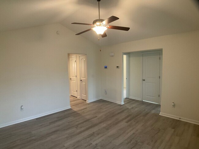 Building Photo - Almost Brand New 3 bed, 2 Bath with 1 Car ...