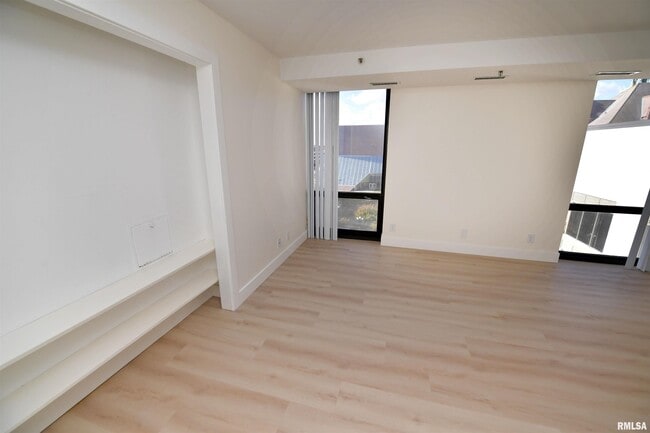 Building Photo - 123 SW Jefferson Ave