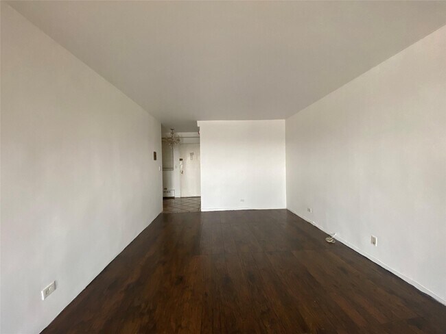 Building Photo - 97-10-97-62 62nd Dr