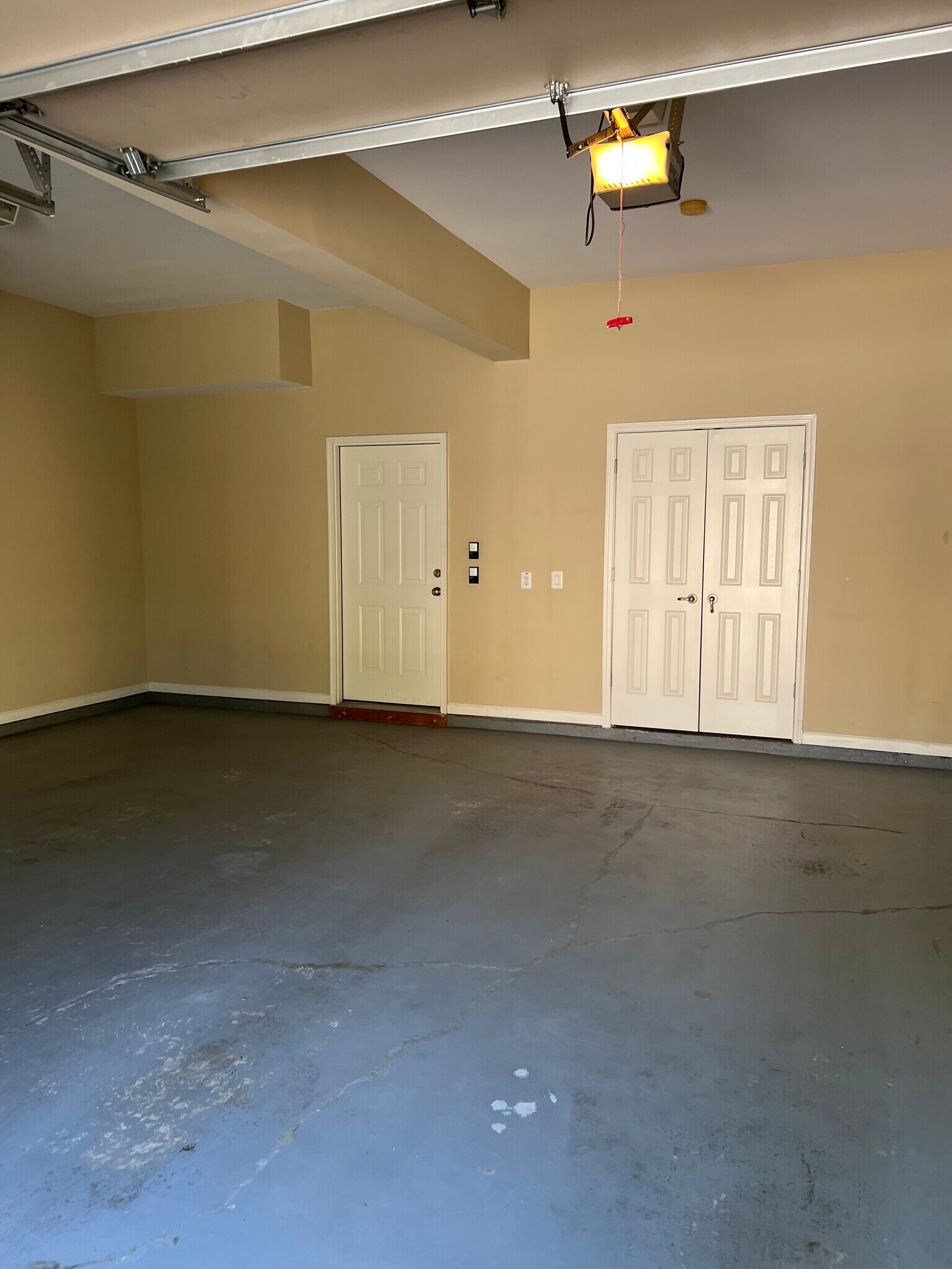 Garage - 440 Wembley Cir