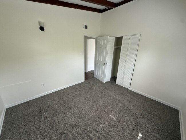 Building Photo - 211 Rugby Rd