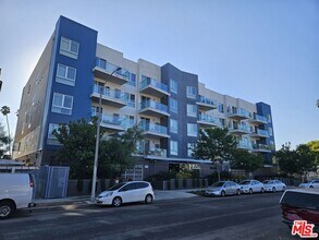 Building Photo - 105 S Mariposa Ave