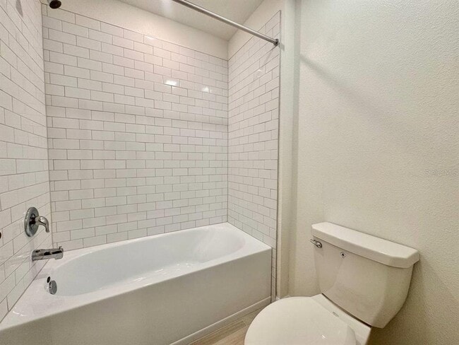 Building Photo - 17554 Pleasantview Blvd