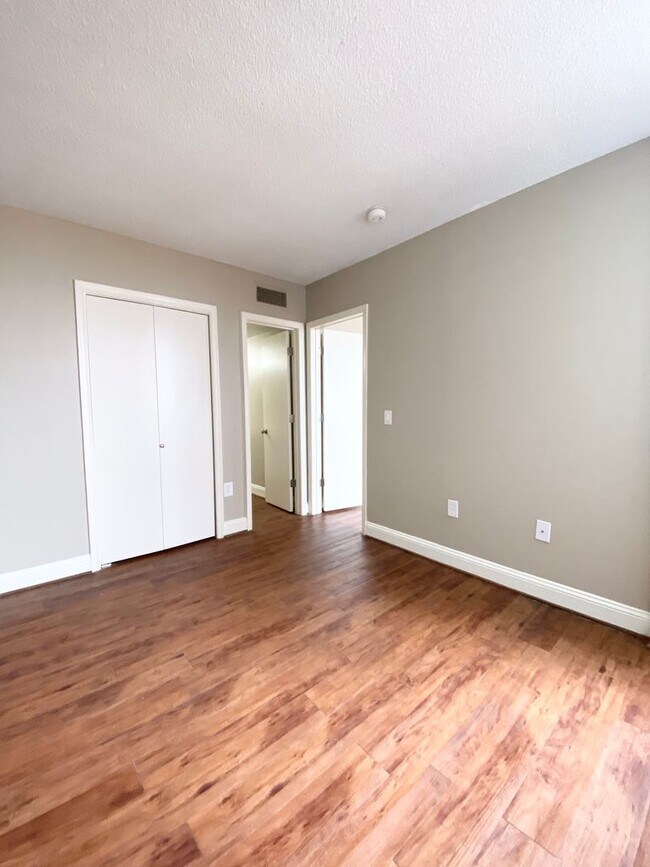 Building Photo - wh606