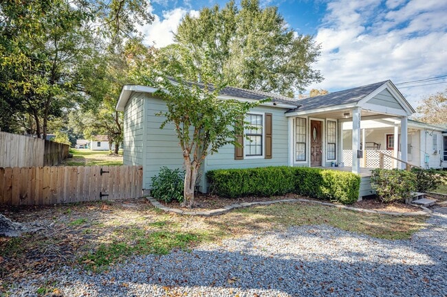 Building Photo - Adorable Updated Cottage in Pascagoula