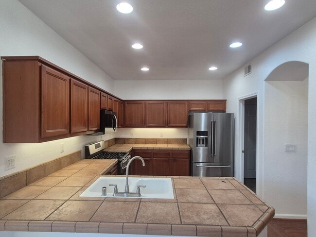 Building Photo - 5 Bedroom 3 bath Home