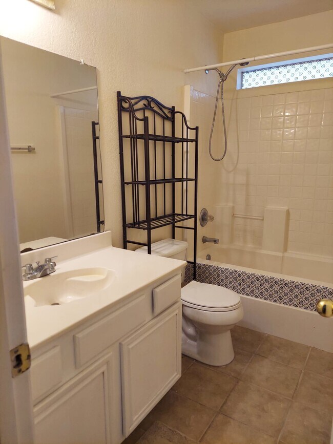 Building Photo - 1716 Country Crest Ln