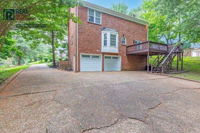 Building Photo - Beautiful Brentwood 3 BD home with attache...