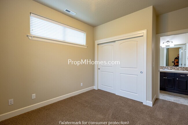 Building Photo - Beautiful Open Concept Four Bedroom Plus Office/Den in Villebois!