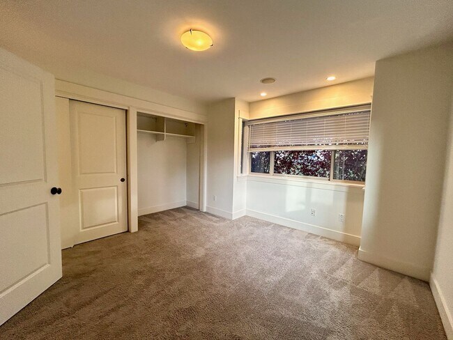 Building Photo - Queen Anne Townhouse