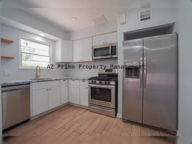 Building Photo - 506 W 11th St