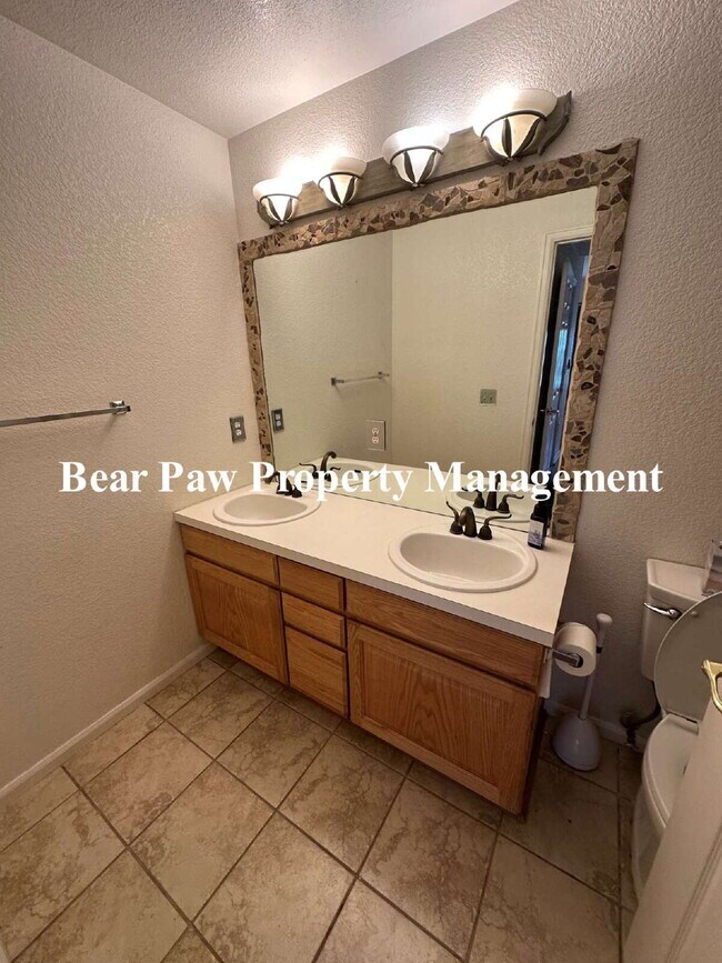 Building Photo - "Spacious 2-Bed, 2-Bath Condo Retreat"