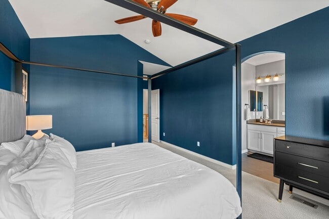 Building Photo - Modern Comfort Meets Mountain Convenience in This Littleton Home!!