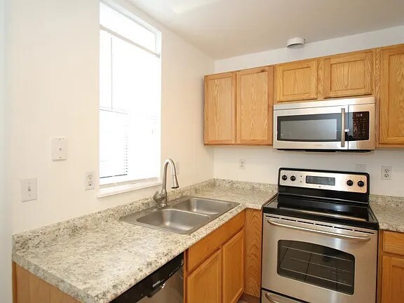 Building Photo - 728 28th St