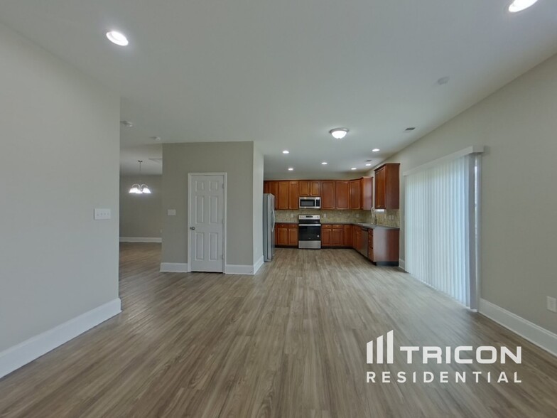 Building Photo - 2426 Highland Park Dr