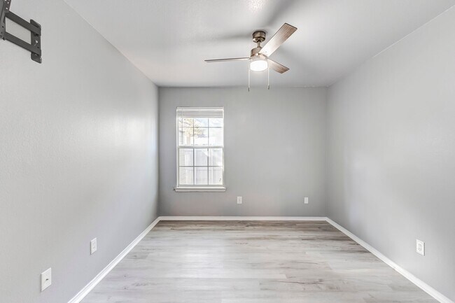 Building Photo - 113 W Deer Horn Pass