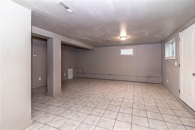 Building Photo - 328 S Duncan Ave