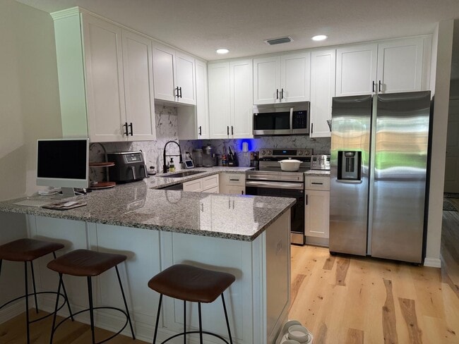 Building Photo - Remodeled Townhouse - Granite Counters, Fe...