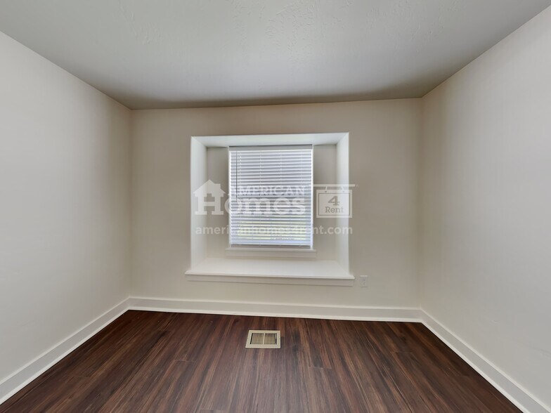 Building Photo - 891 S Threave Ave