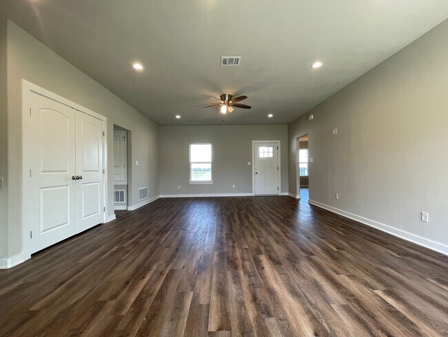 Building Photo - 3 BR / 2 BA Home in Corsicana!