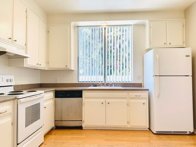 Building Photo - LIVE IN LA JOLLA! LOVELY TOWNHOME WITH BEA...