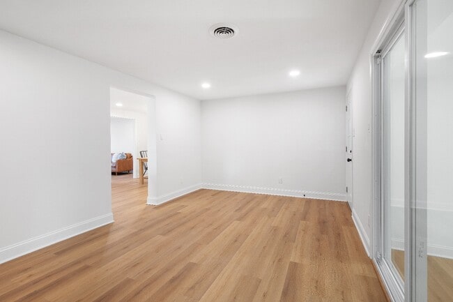 Building Photo - 211 Della Ln