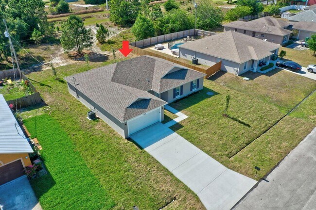 Building Photo - 444 SW Log Dr