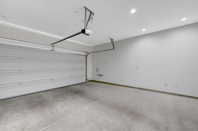 Building Photo - 2022 Single Family Home: 50% off first mon...
