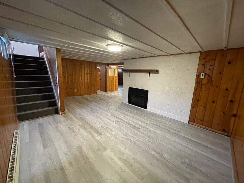 Building Photo - 1214 9th St W