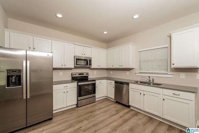 Building Photo - 142 Kings Wy