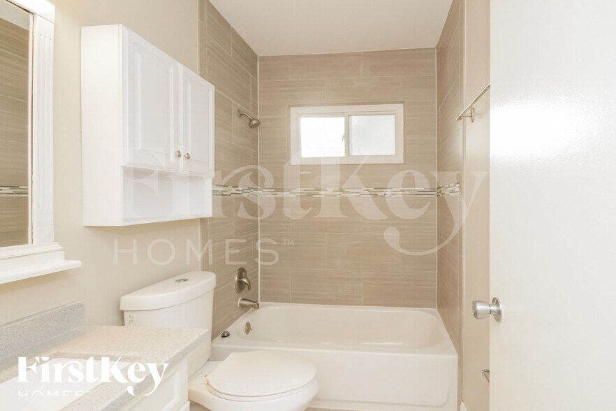 Building Photo - 0N084 Elmwood St