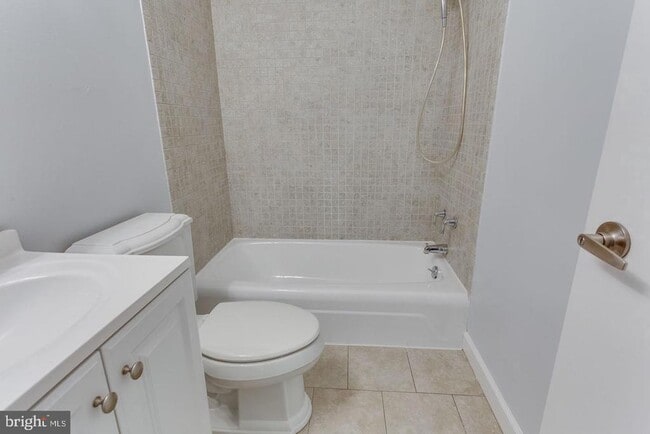 Building Photo - 26 Canterbury Square