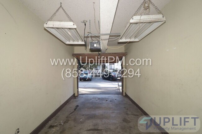 Building Photo - 1908 Via Las Palmas