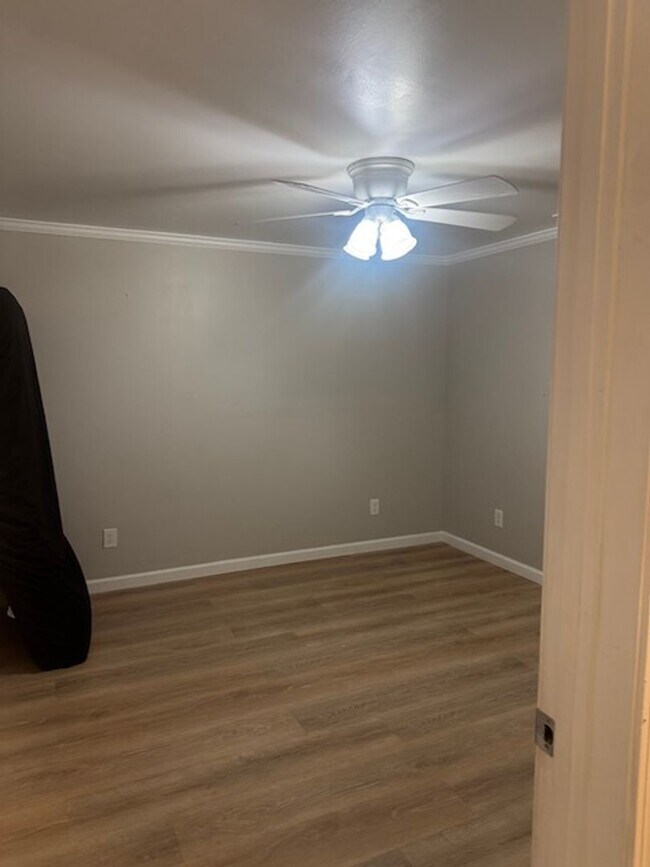 Building Photo - POOL AND APT/WORK SHOP/CRAFT ROOM