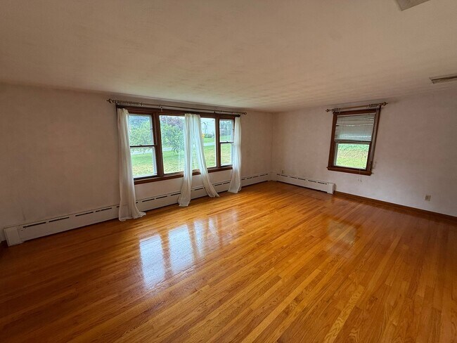Building Photo - Beautiful 3 Bed, 1 Bath Single Family for Rent in Broad Brook!