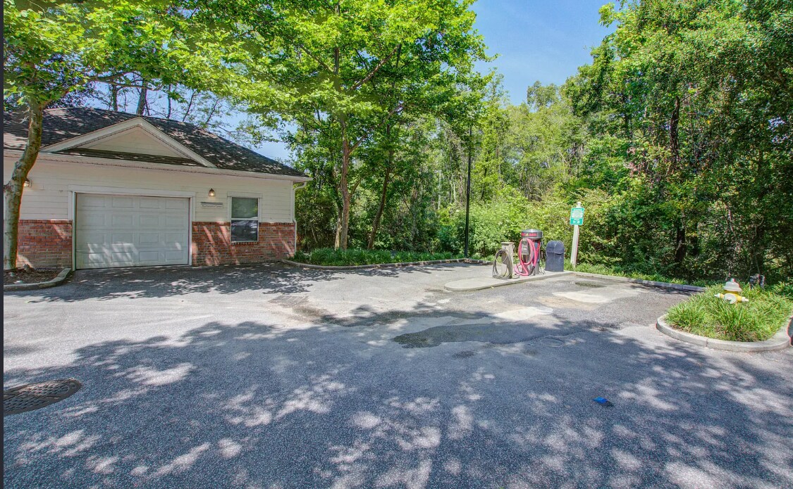 Car Wash Station: water, vacuum, air - 1755 Central Park Rd