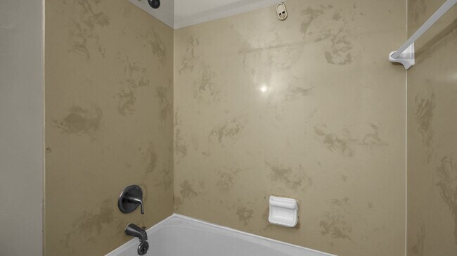 Building Photo - 1 Bedroom Townhouse Apartment