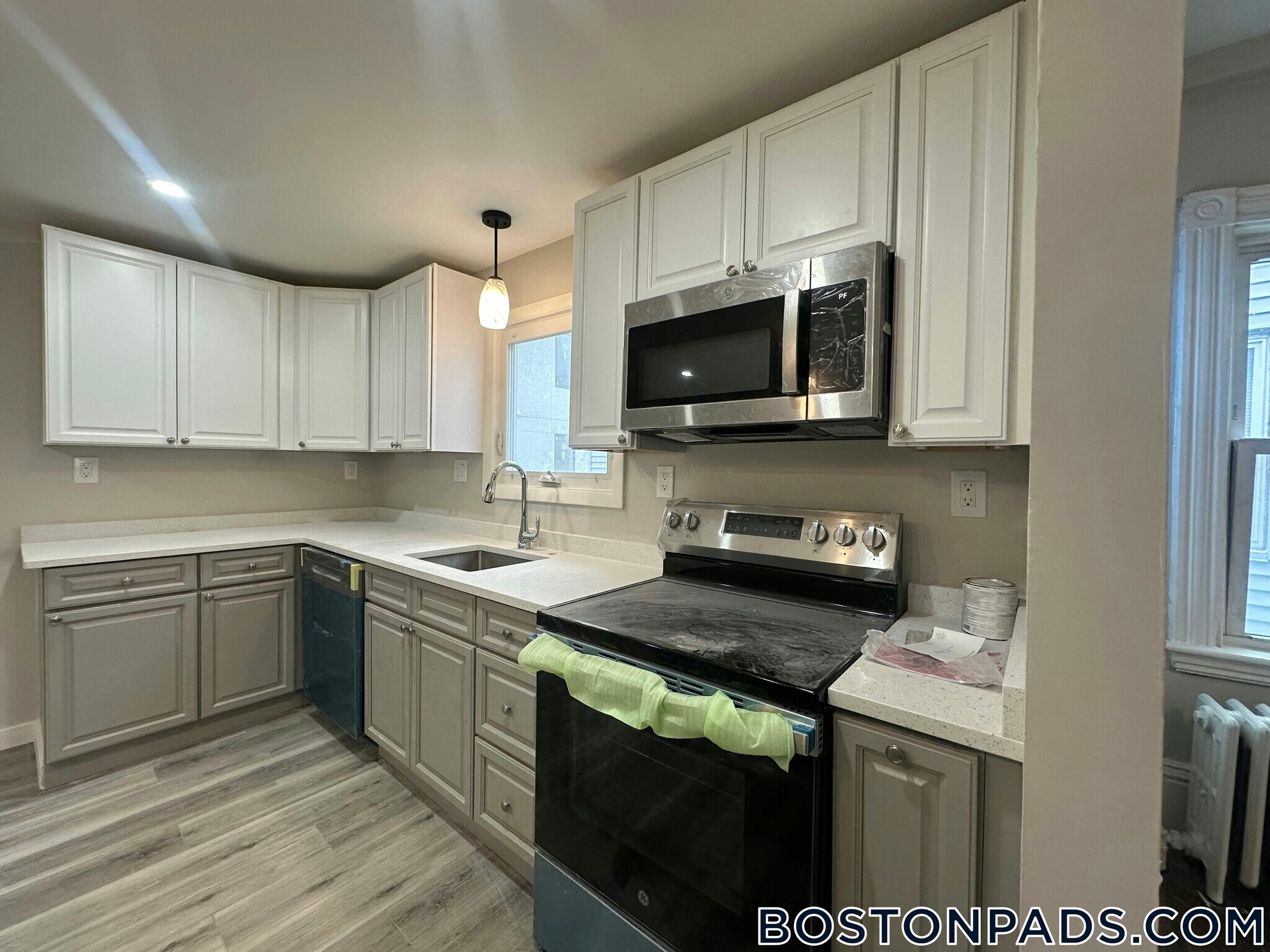 Building Photo - 13 Gladstone St