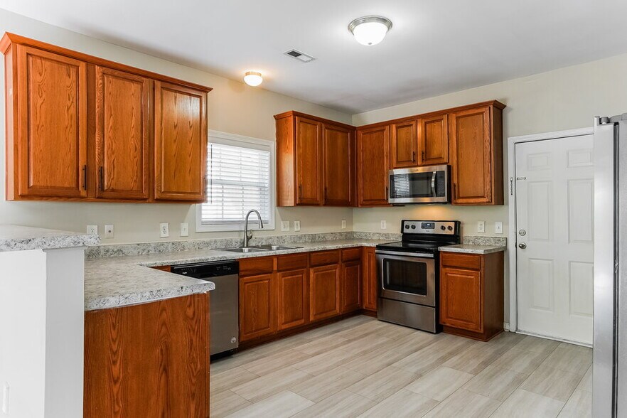 Building Photo - 610 Crosstie St