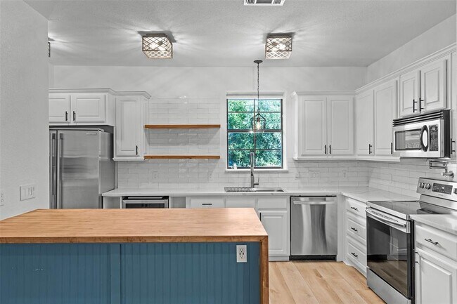 Building Photo - 14913 Longbranch Dr