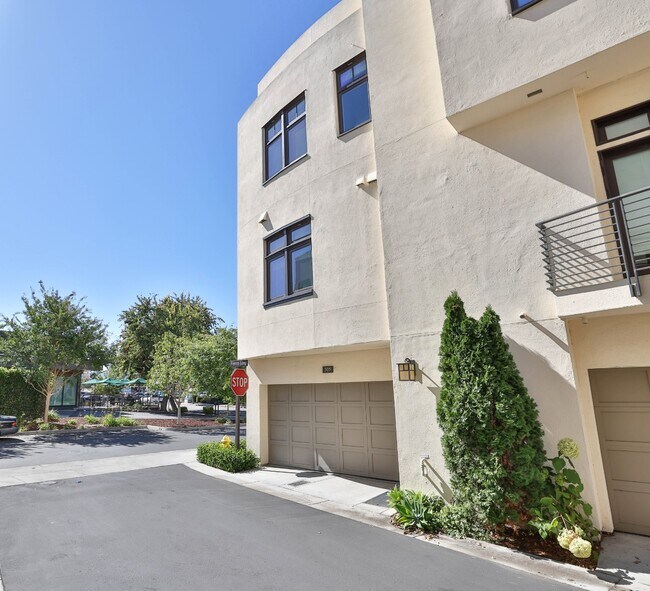 Building Photo - Modern 3-Bedroom Townhome with Rooftop Dec...
