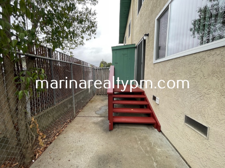 Building Photo - 240 Holly St