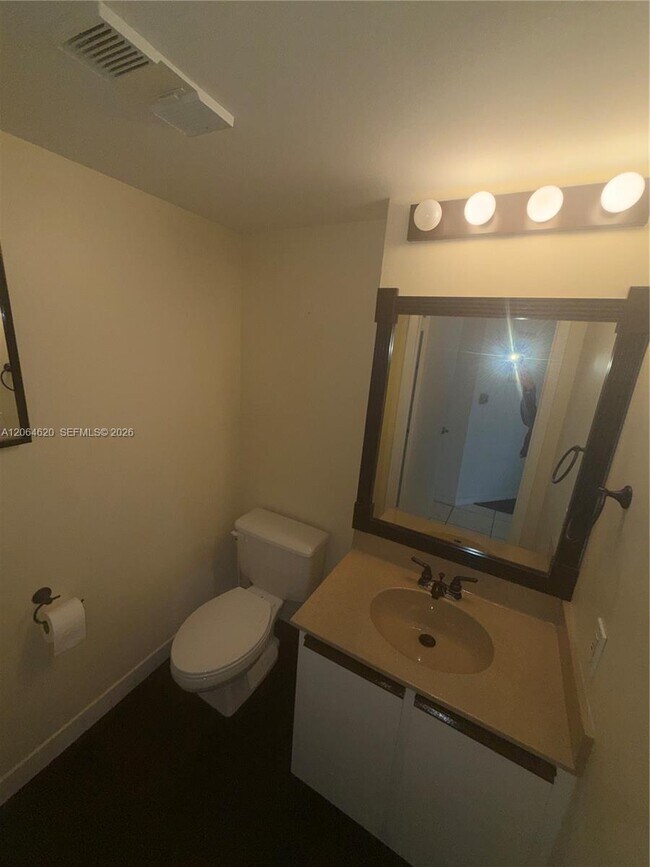 Building Photo - 540 Brickell Key Dr