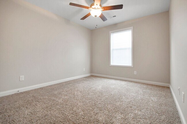 Building Photo - Pet Friendly Four Bedroom!