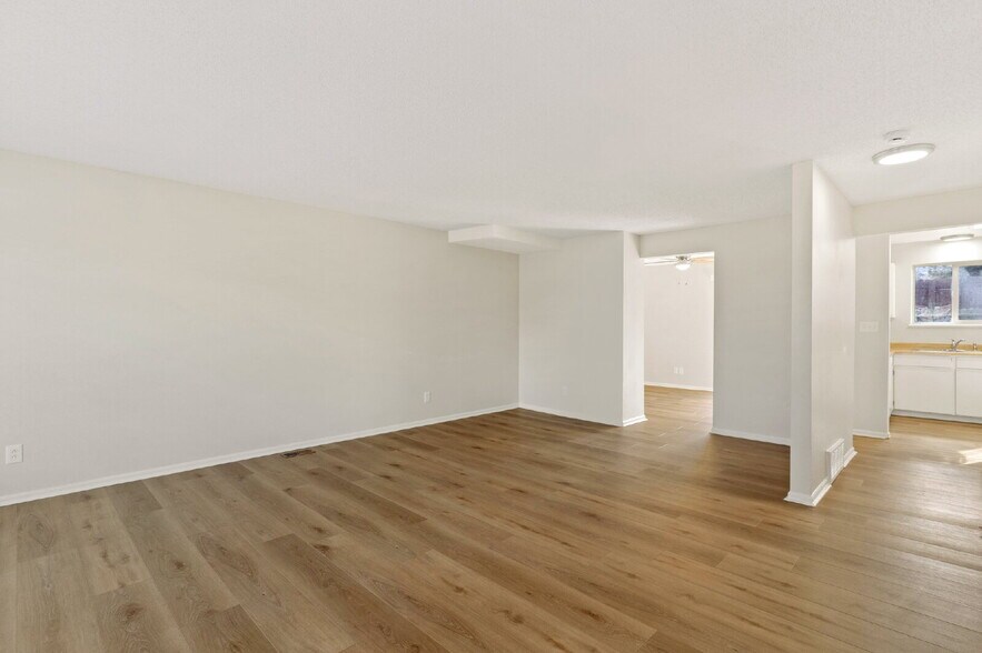 Building Photo - Upgraded 3-Bed Townhome Just Minutes from ...
