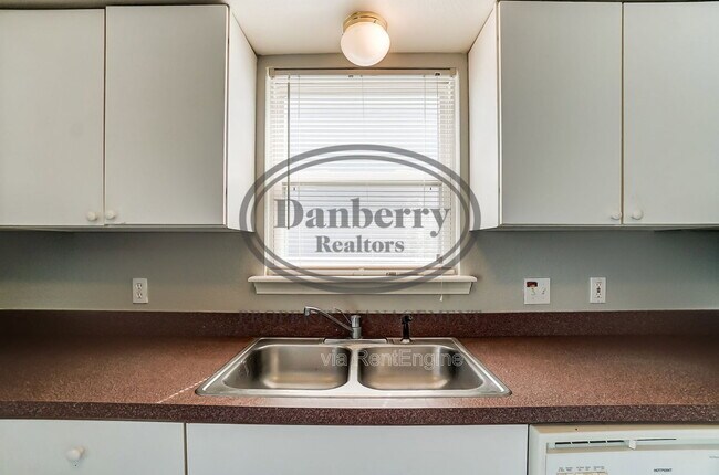 Building Photo - 3704 Willow Run Dr