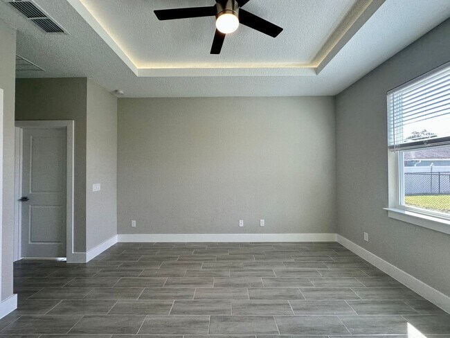 Building Photo - Brand New Modern Duplex !