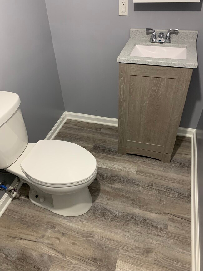 Building Photo - 447 Country Club Dr